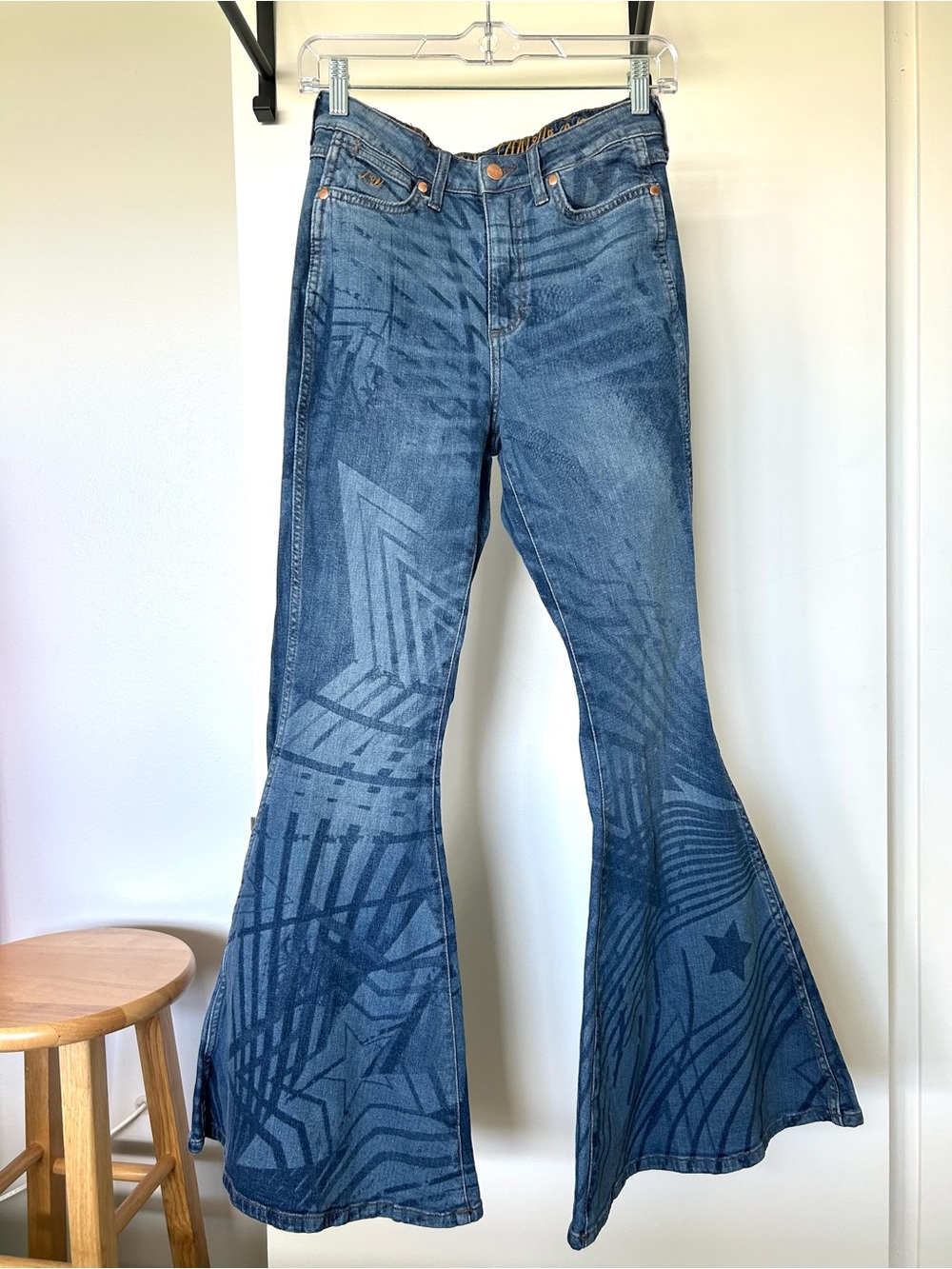 Wrangler Lainey Wilson Rockstar Stars Stripes Bell Bottom Denim Jeans Womens S - Picture 3 of 7